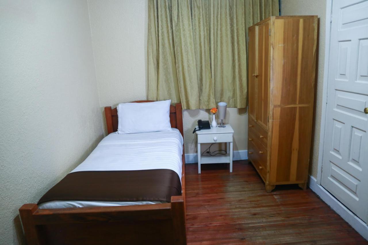 Hostal Loro Verde Quito Exterior photo