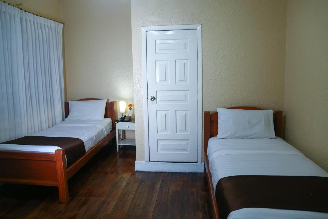 Hostal Loro Verde Quito Exterior photo